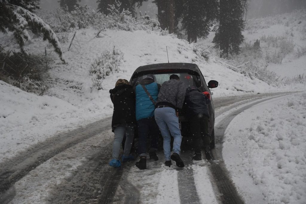 Snowfall: 20 Vehicles Trapped On Bandipora-Gurez Road, Rescued