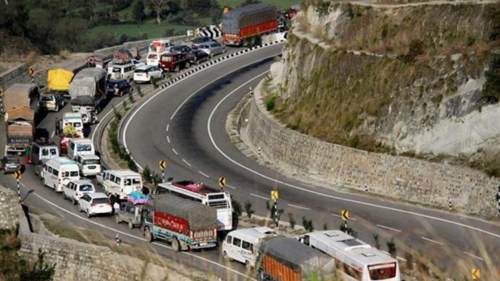 Traffic Resumes On Kashmir Highway After Day-Long Suspension   