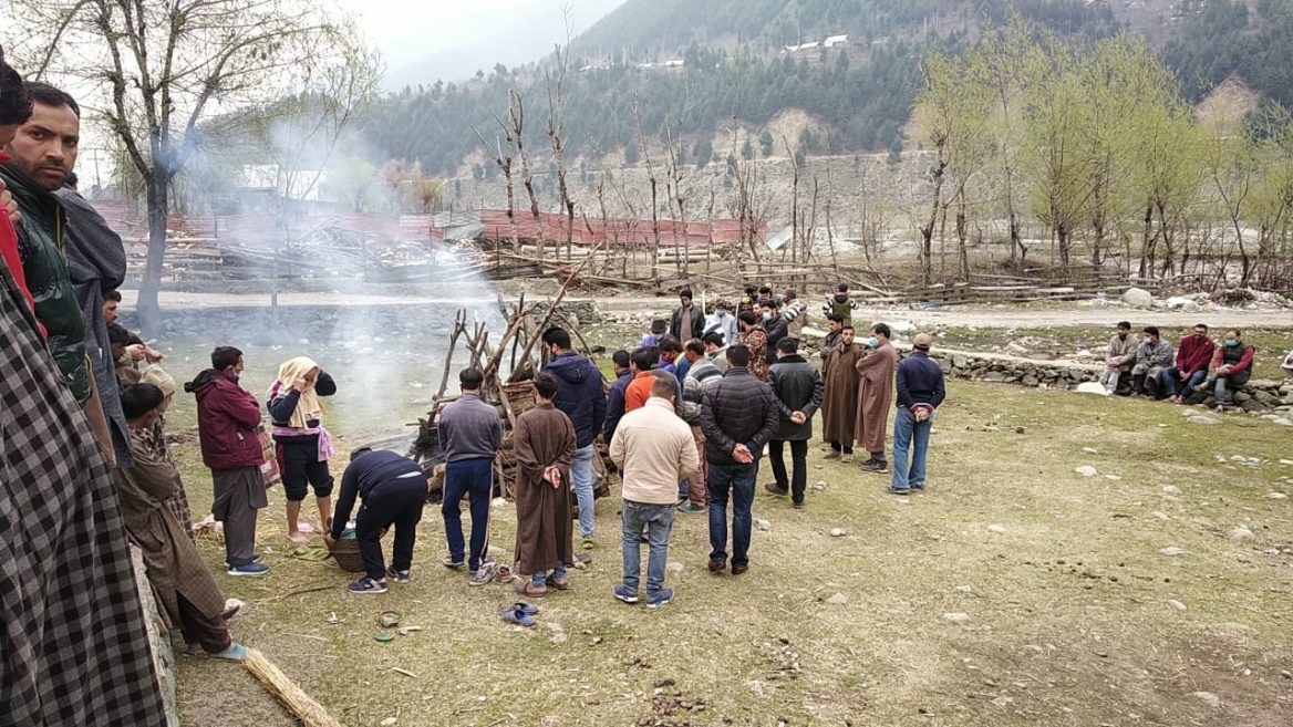 Muslim Neighbours Perform Last Rites Of Man From Kashmir Pandit ...