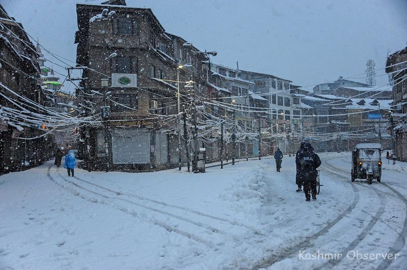 Fresh Snowfall Cuts Off Kashmir From Outside World