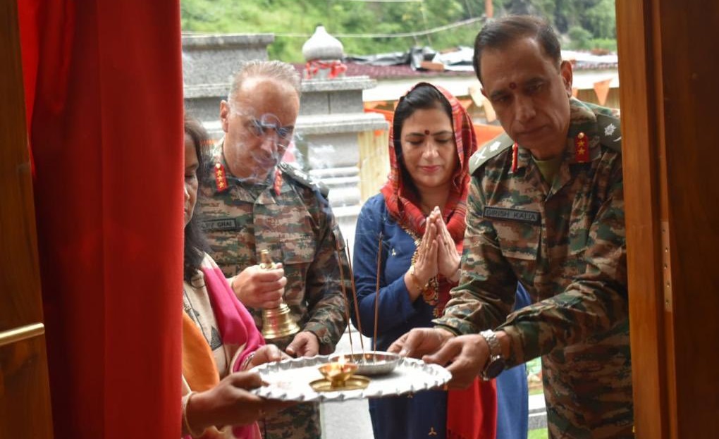 Army Commander Visits Temple Near LoC