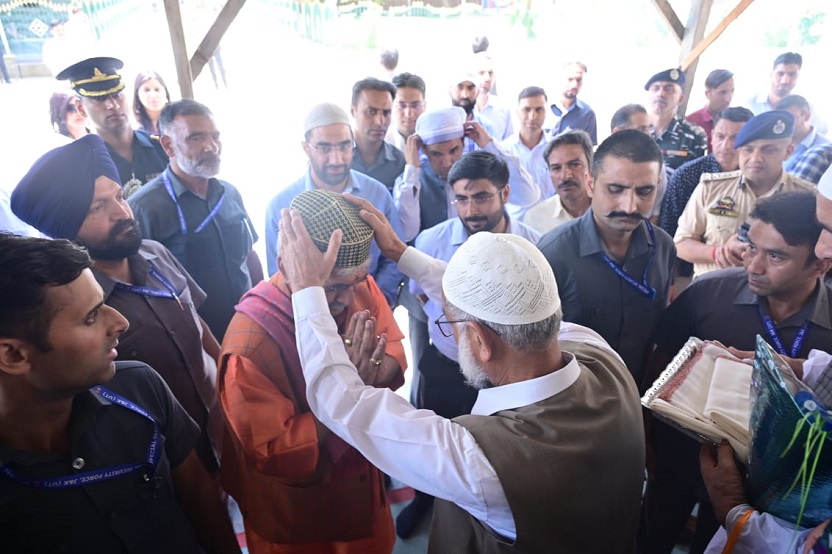 LG Sinha Pays Obeisance at Shrine of Alamdar-e-Kashmir