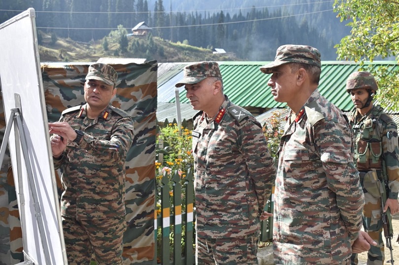 Army Commander Reviews LoC Situation