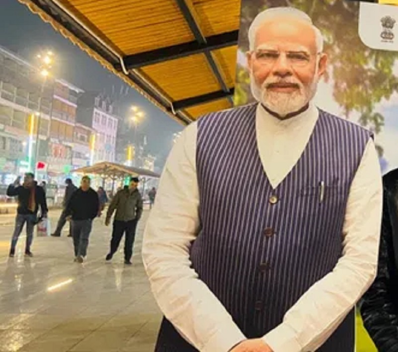 PM's Life-Size Cut-Out At Lal Chowk Becomes New Tourist Attraction