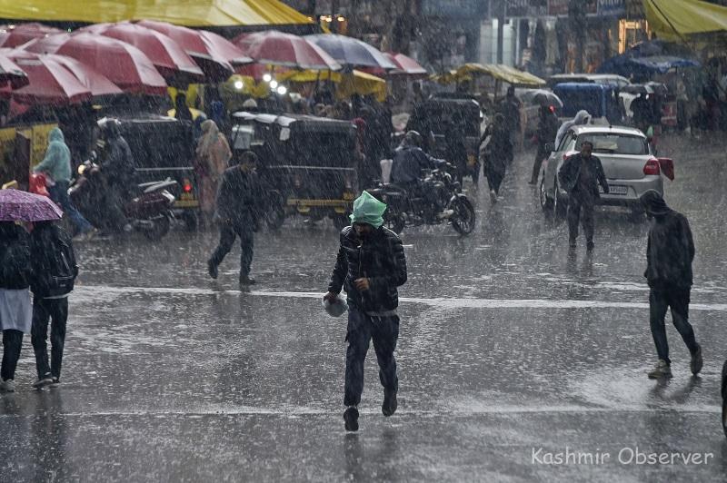 Kashmir Braces Up For Rain, Snow; MeT Points Yellow Warning For Thunderstorm, Lightning – Kashmir Observer