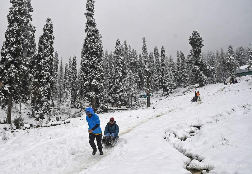 Pleasant Surprise For Tourists As Kashmir Witness Early Snowfall