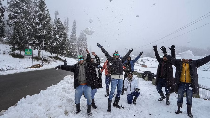 Gulmarg witnesses vacationer surge after a lot awaited snowfall – Kashmir Observer