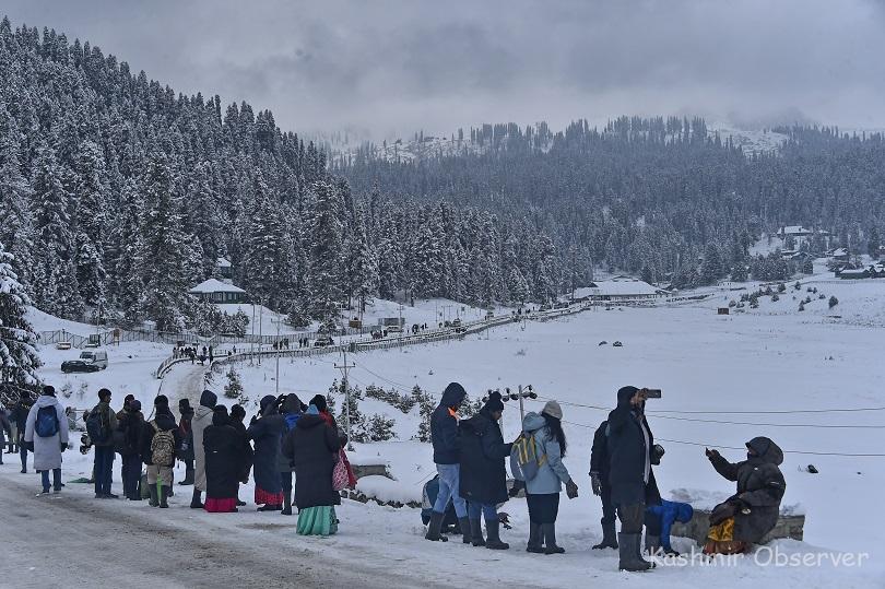 Gulmarg Rings In New Year Without Snowfall, Tourists Upset 