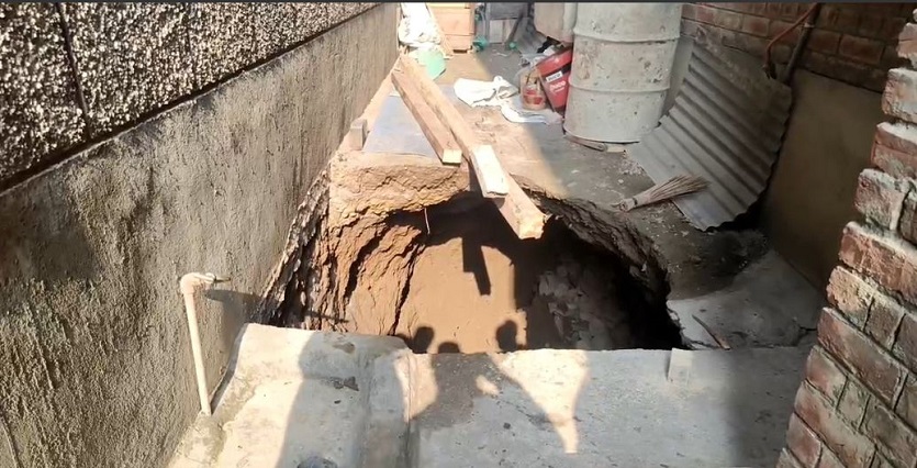 Authorities Seal 3 Houses As Land Caves In At Nowshehra