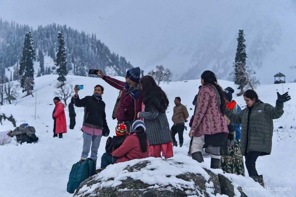 Fresh snowfall revives tourism, sparks surge in bookings