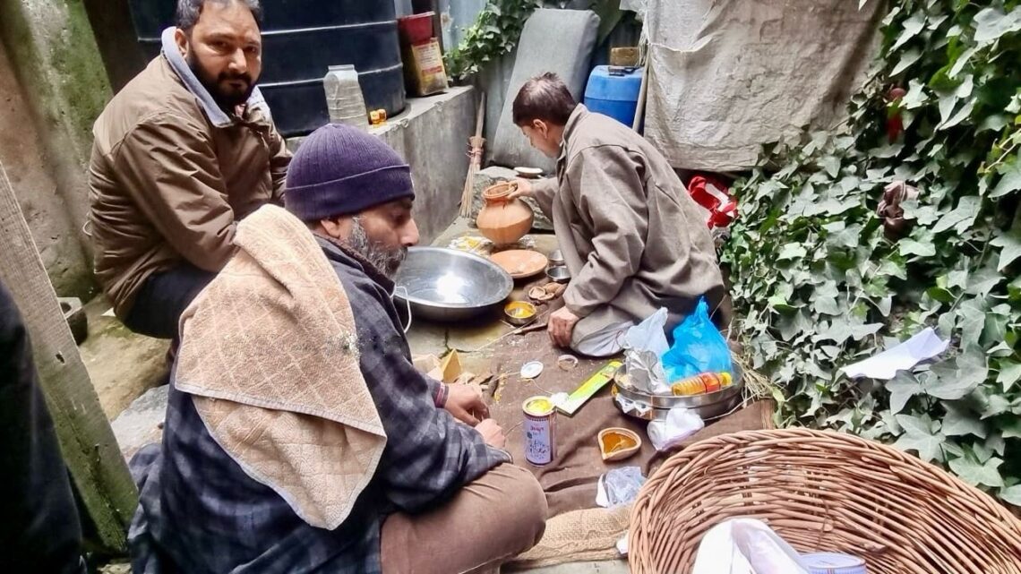 Communal Harmony: Muslims Perform Last Rites Of Kashmiri Pandit ...