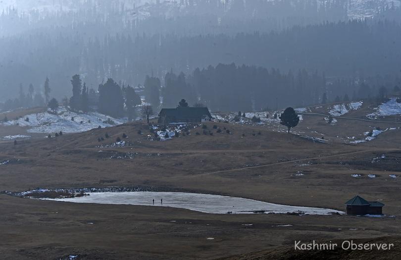 Snowless January Squeezes Kashmir's Winter Tourism