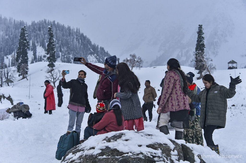 Snowfall In Kashmir Cheers Tourists, Locals