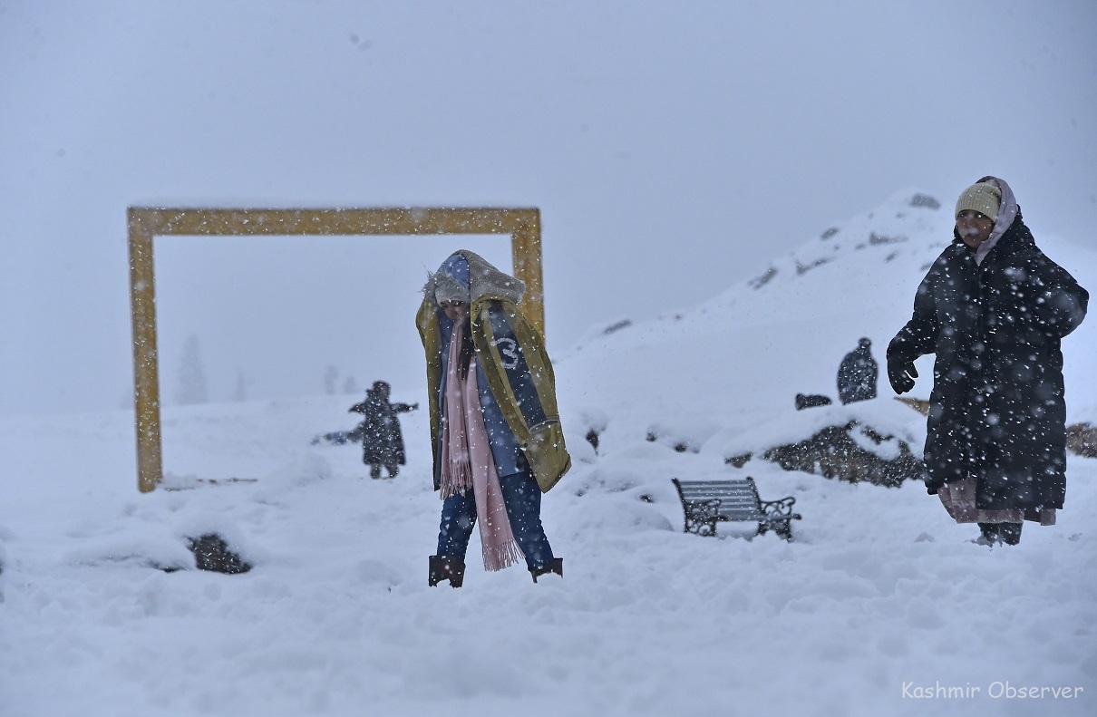 Kashmir Receives Fresh Snow, Wet Spell Predicted Ahead