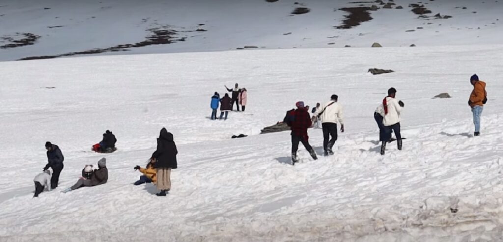 Tourists Head To Sinthan Top Amid Lack Of Snow In Kashmir