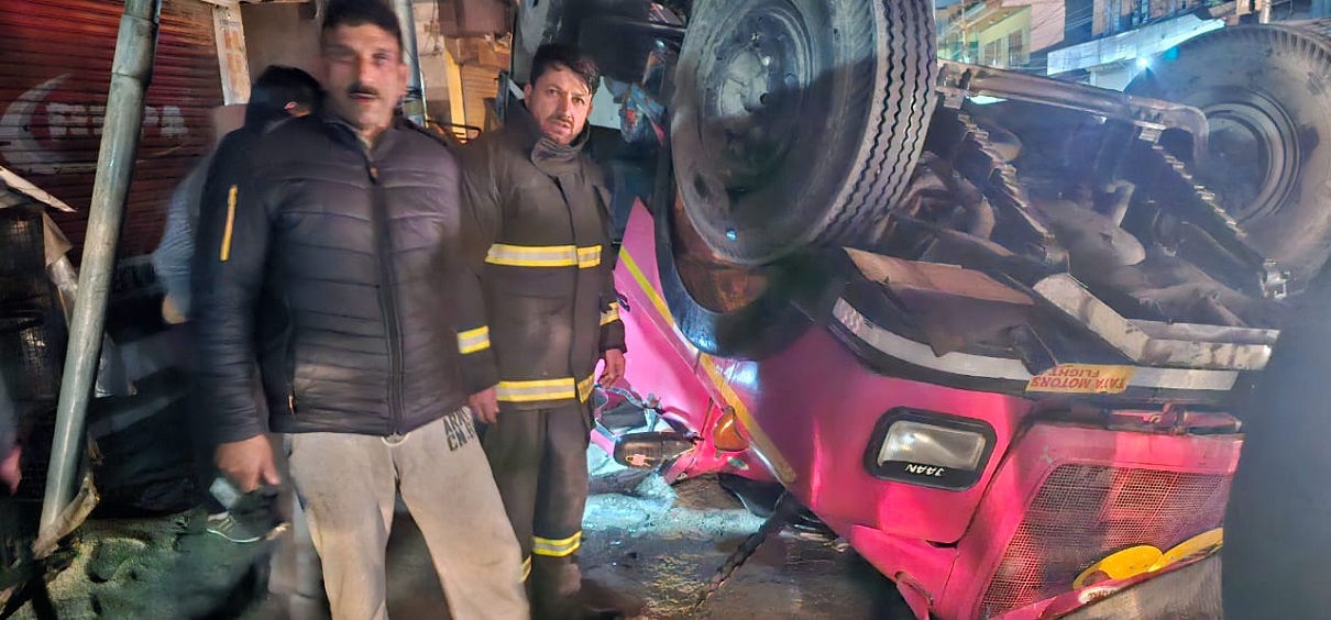 Two Individuals Rescued From Accident-Hit Tipper In Srinagar’s Nowshera – Kashmir Observer