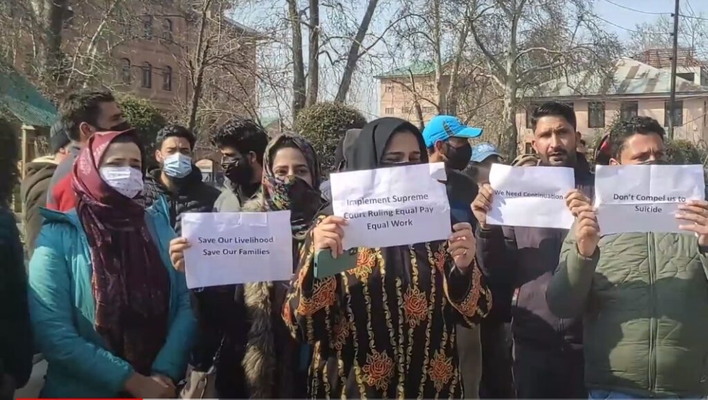 J&K Contractual Lecturers Protest Govt’s 'Guest Faculty' Order