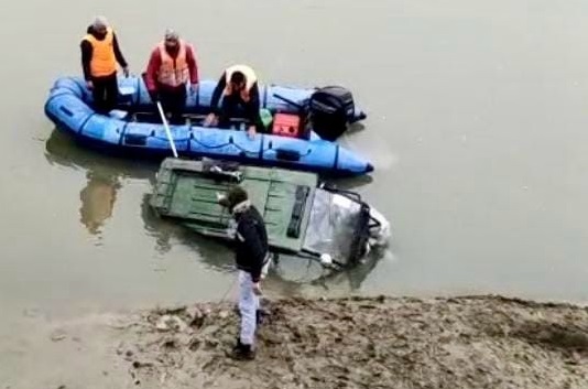 E-Rickshaw Plunges Into River Jhelum At Lasjan; Rescue Operation On, Driver safe