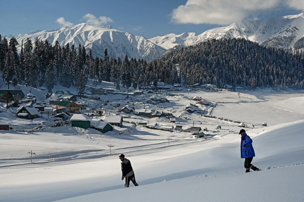 Night Temp Rises Amid Heavy Snowfall Forecast In Kashmir