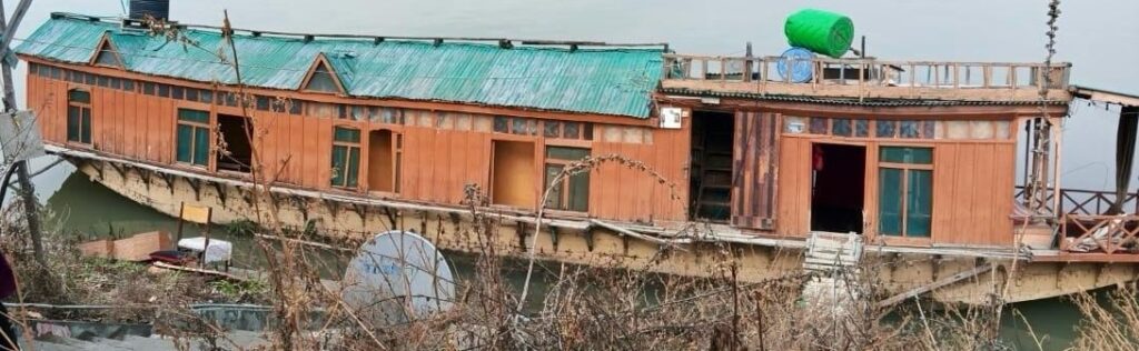 Houseboat Sinks In Jhelum In Rajbagh, Suffers Damage