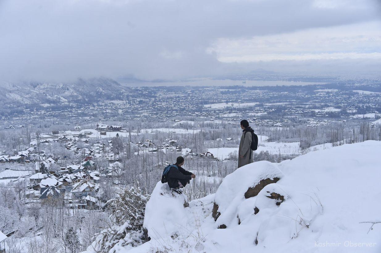 In Pictures | Season’s First Snowfall In Srinagar – Kashmir Observer