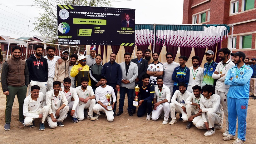 IPL Shoots Up Demand For Kashmir Willow Cricket Bats
Agencies
SRINAGAR: With the commencement of Indian Premiere League 2024, the demand for the Kashmir
willow cricket bats has soared across the India.
As of now the cricket bat manufactures have enhanced their production to meet the demand in the
domestic as well as international market during these two mega cricket contests.
Fawzul Kabir, spokesperson of the Kashmir Cricket Bat Manufacturers Association told news agency
KNO that the demand of the Kashmir willow cricket bats has doubled this year.
He said the demand is on the higher side due to the ongoing IPL and upcoming T20 world cup.
“The demand for Kashmir willow cricket bats has increased this year. With the beginning of IPL, the
demand is expected to go up further and we may receive more orders within the domestic market in
coming weeks,” Kabir said.
He said the Kashmir willow cricket bat industry has come into limelight after legendary cricketer Sachin
Tendulkar promoted it.