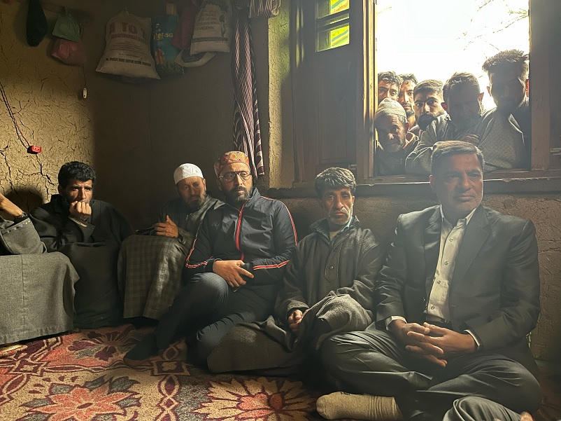 Chairman DDC Budgam Visits Hariwanin Village, Meets Family Of Girl Killed By Leopard