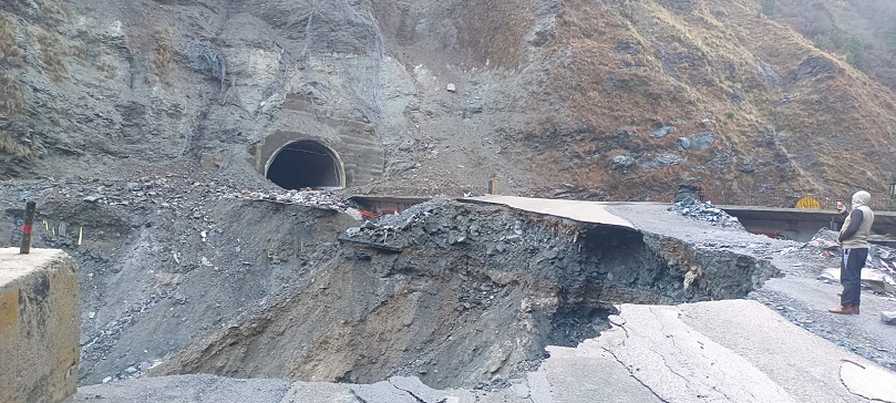 Srinagar-Jammu Highway Remains Blocked Amid Heavy Rain, Stranded Passengers Rescued