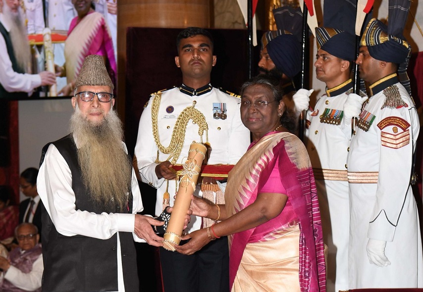 President Honours Kashmiri Wood Carver With Padma Shri Award