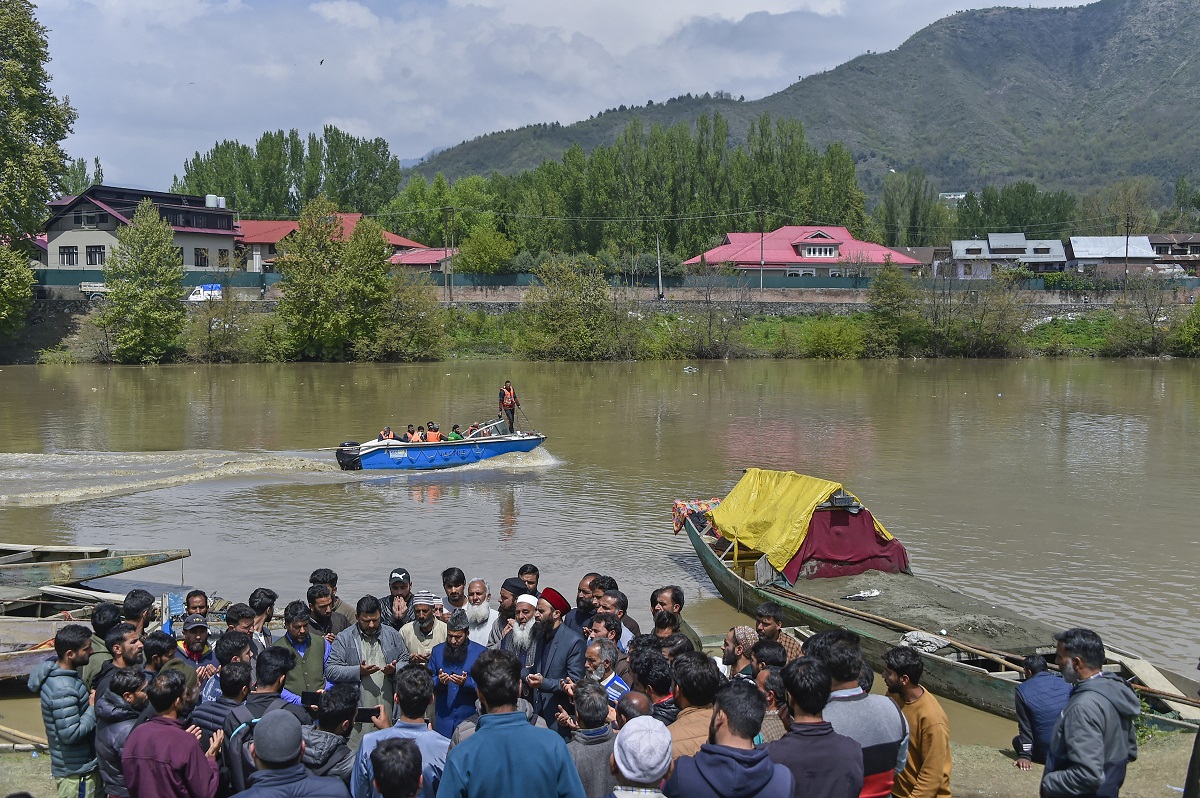 Srinagar Boat Tragedy- Day 5: No Trace Of Missing Trio – Kashmir Observer