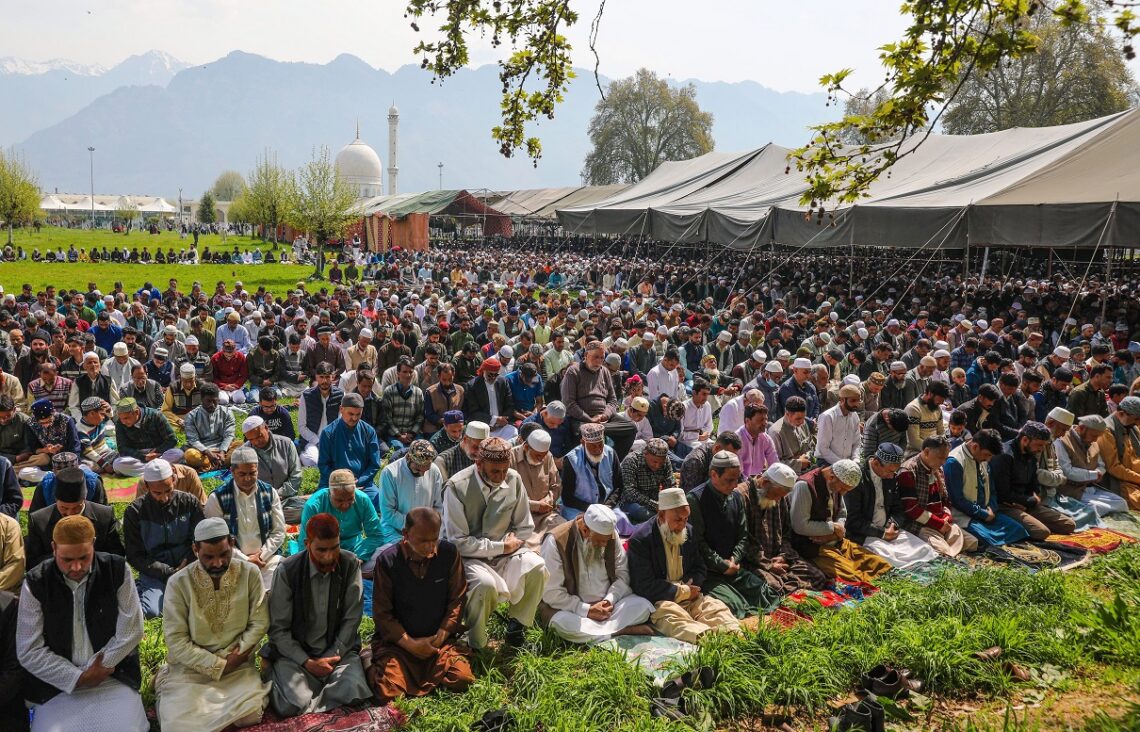 Thousands Offer Eid Prayers Across J&K – Kashmir Observer