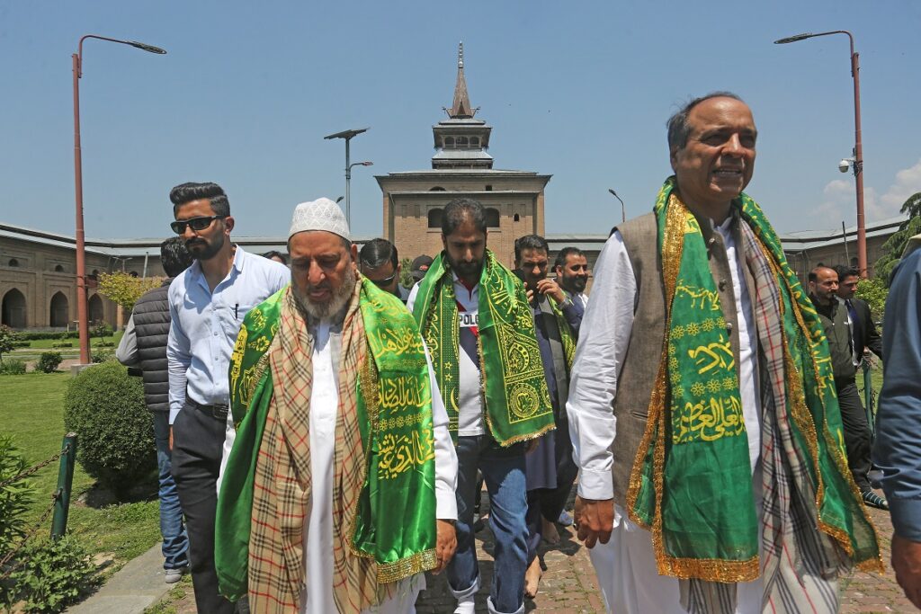 Bukhari First Mainstream Politician In 3 Decades To Pray At Jamia Masjid