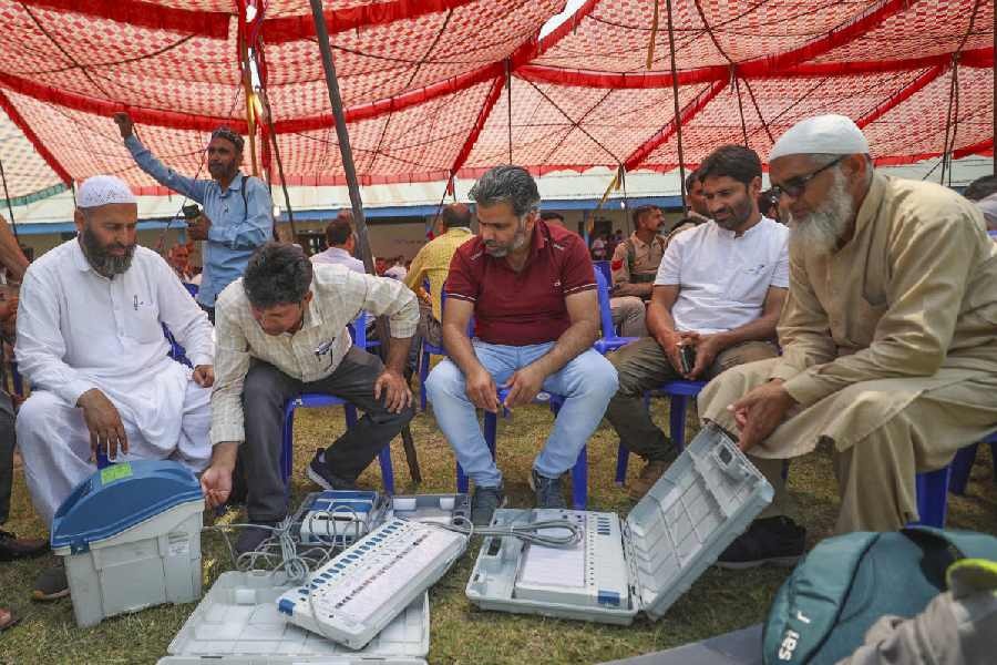 Sat Phones, Special Runners And More… All In Place For Polls In Anantnag-Rajouri