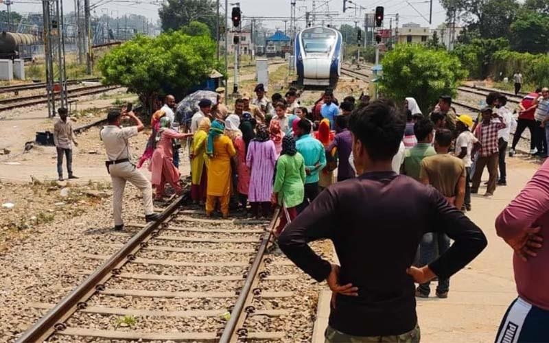 Women Stop Vande Bharat Train In Jammu To Protest Against Water Crisis