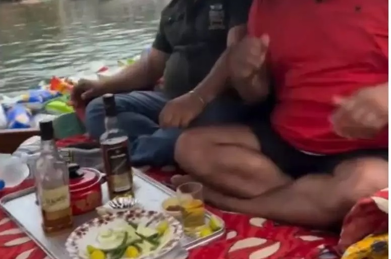 Boozing In Dal Lake: Shikarawalas Issue Advisory, Erect 'Drinking Not Allowed' SignageBoozing In Dal Lake: 