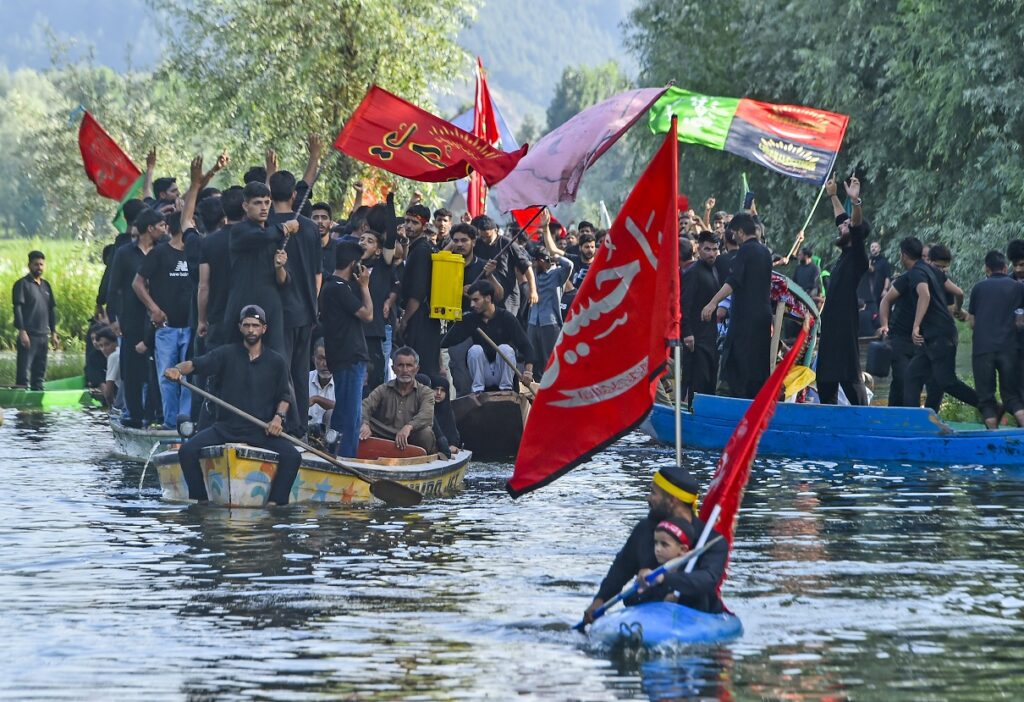 9th Muharram: Mourners Commemorate Martyrdom In Dal Lake Procession