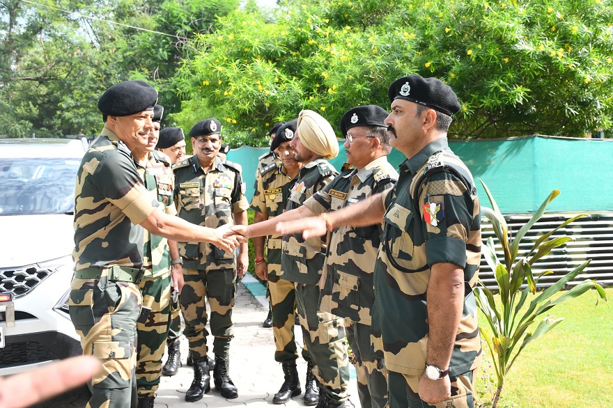 BSF DG Visits Forward Areas Along IB In J&K, Reviews Security