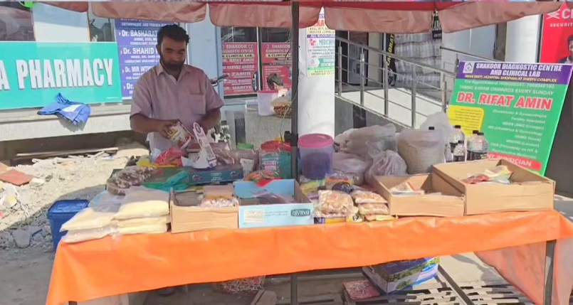 Two PhD Scholars Sell Dry Fruit On Carts In Shopian