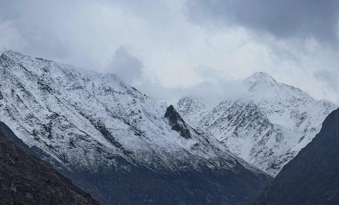 Sonamarg’s Upper Reaches Receive Season's First Snowfall, Rain Lashes Plains