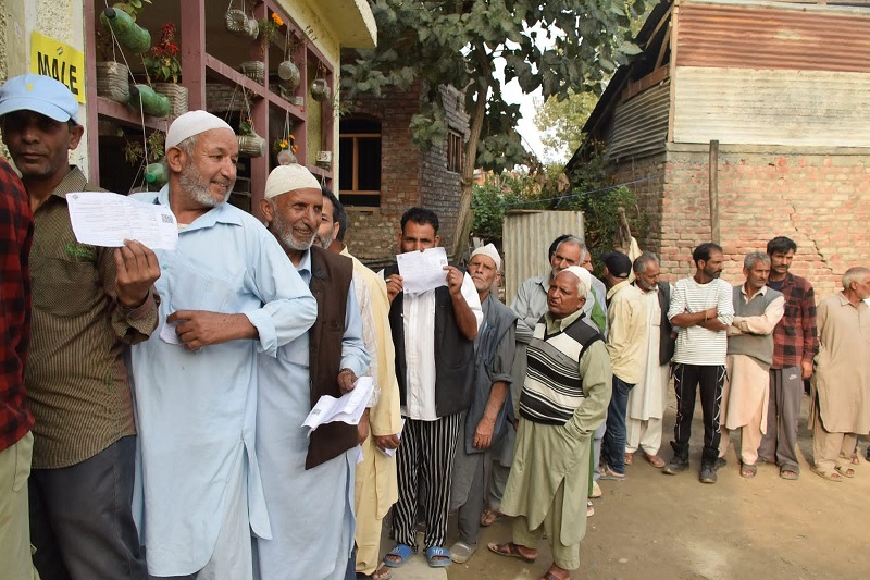 J&K Witnesses Brisk Polling In Initial Hours