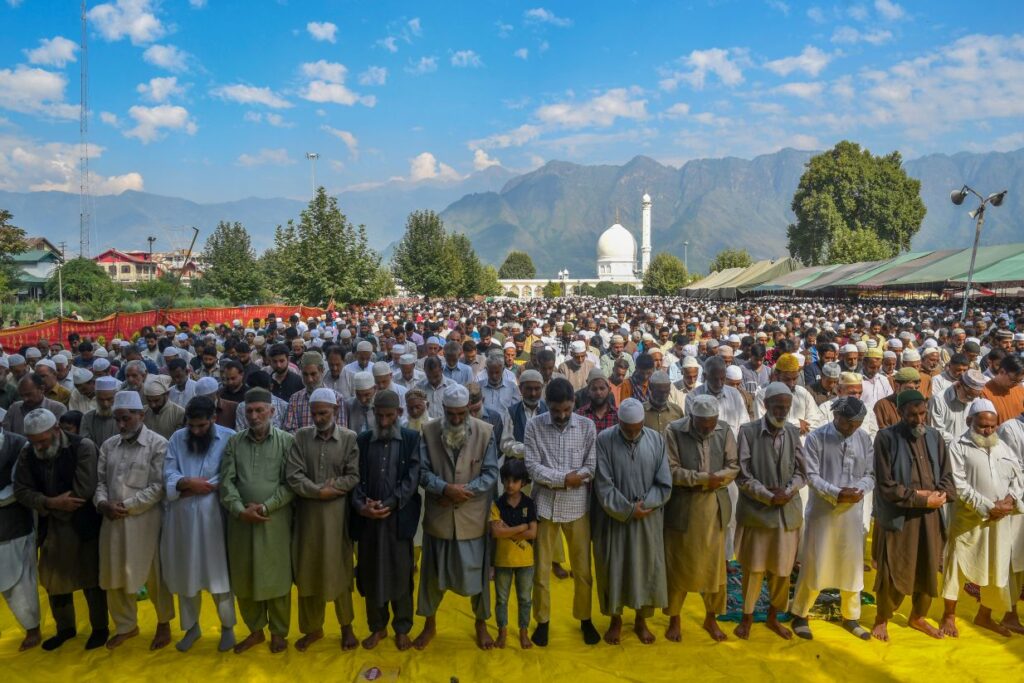 Friday Following Eid-Milad: Thousands Throng Hazratbal To Offer Congregational Prayers