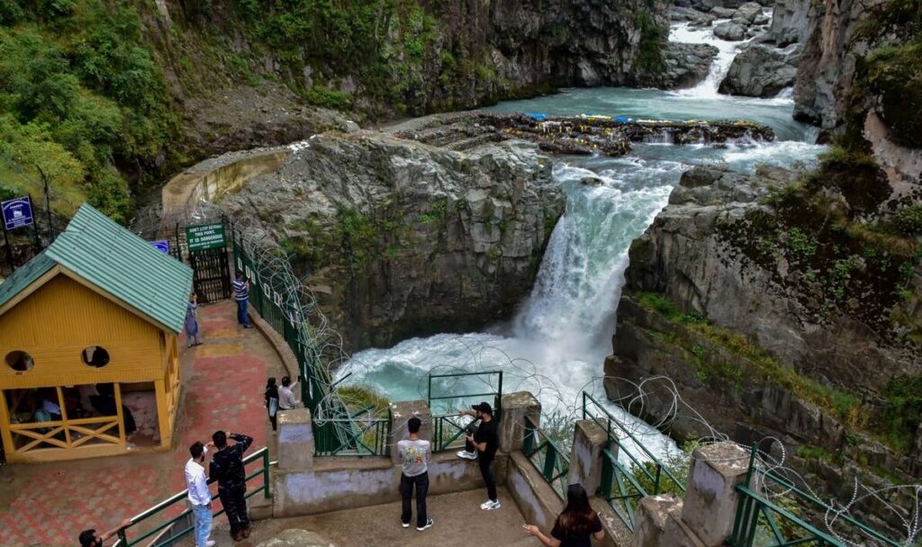 Aharbal Waterfall: The Next Bollywood Sensation? 