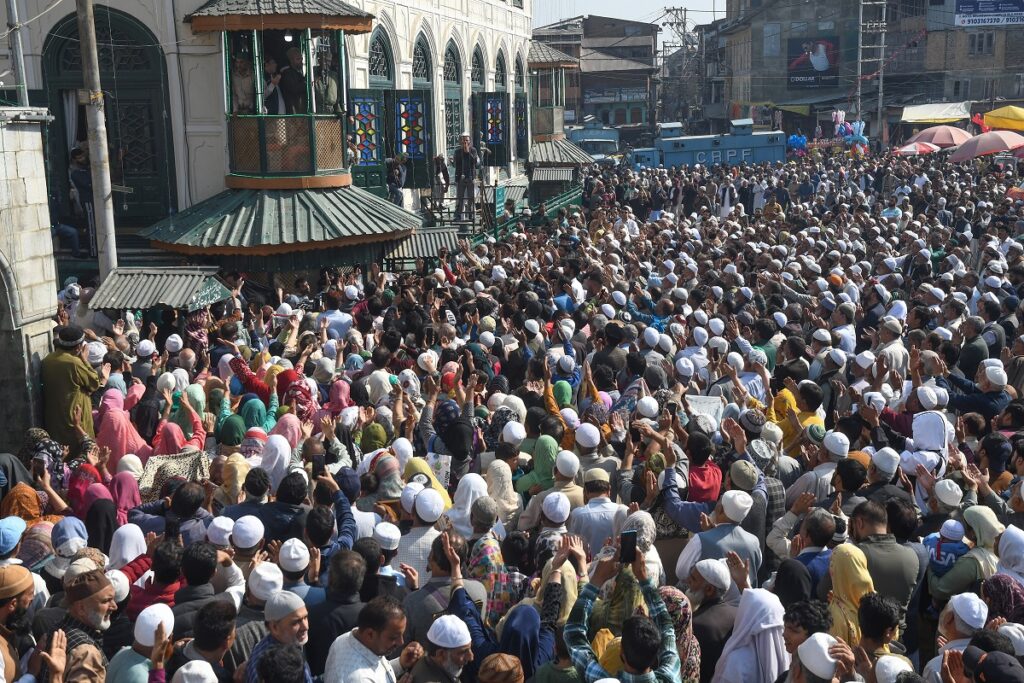 Thousands Throng Dastgeer Sahab Shrines In Srinagar On Annual Urs