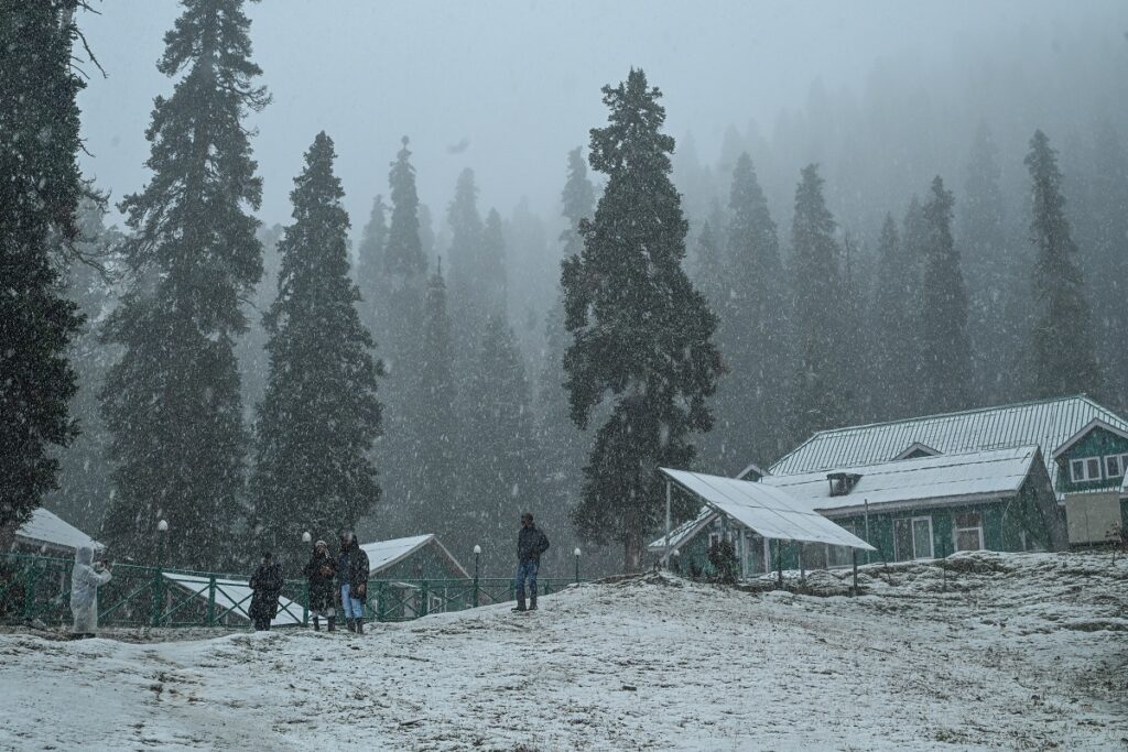 Fresh Snow In Higher Reaches Of Kashmir, MeT Forecasts Wet Weather In Valley