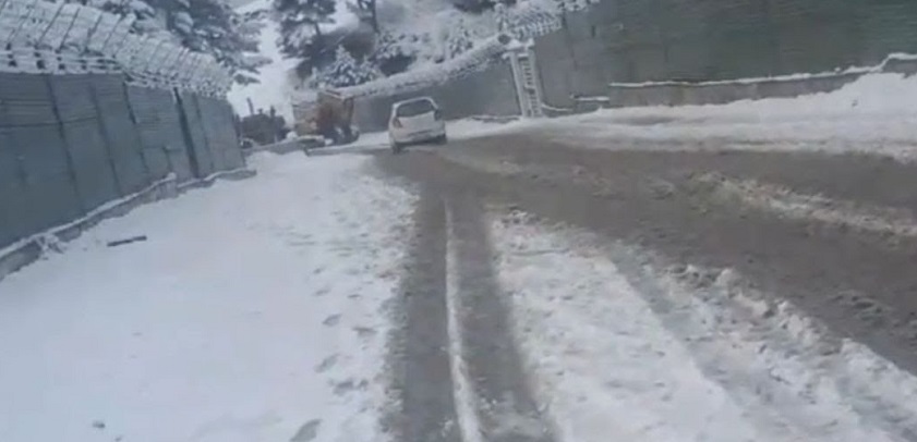 Kupwara-Karnah Road Shut After Fresh Snowfall At Sadhna Top