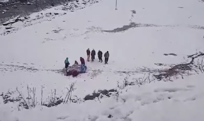 Woman Delivers Baby On Snow-Covered Road In North Kashmir