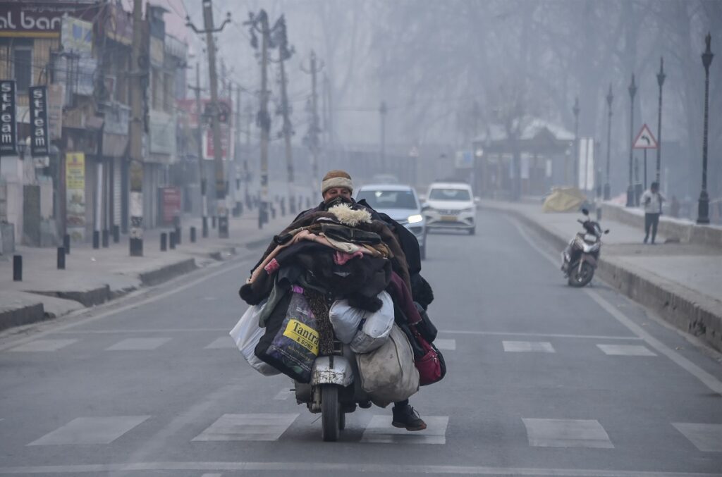 Cold Wave Intensifies In Kashmir