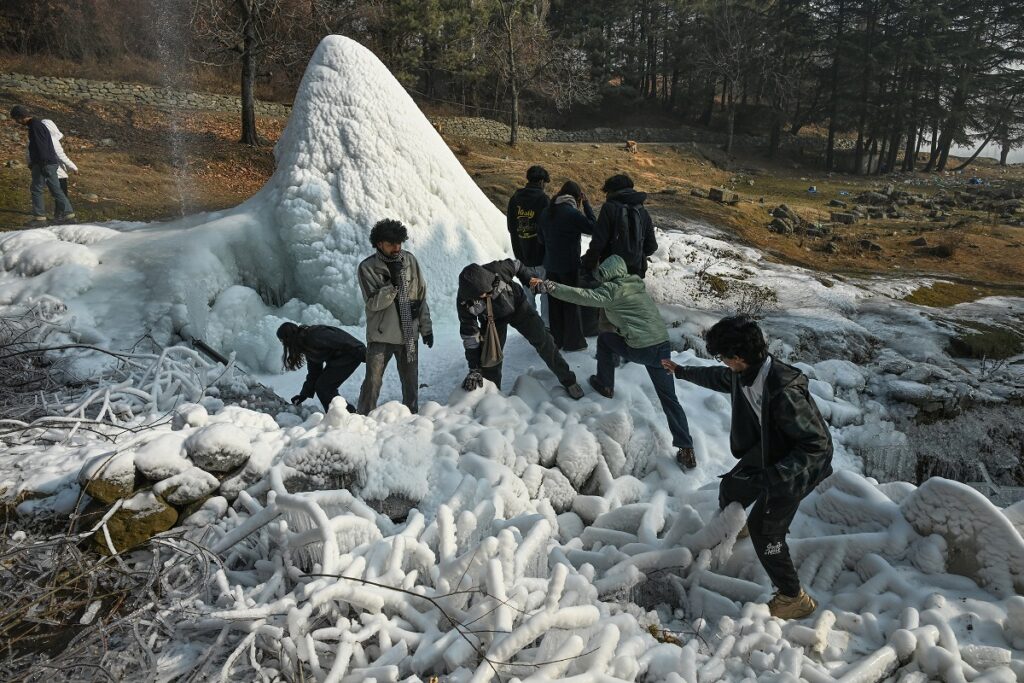 MeT Advises Tourist To Follow Traffic Advisory As Cold Wave Grips Kashmir