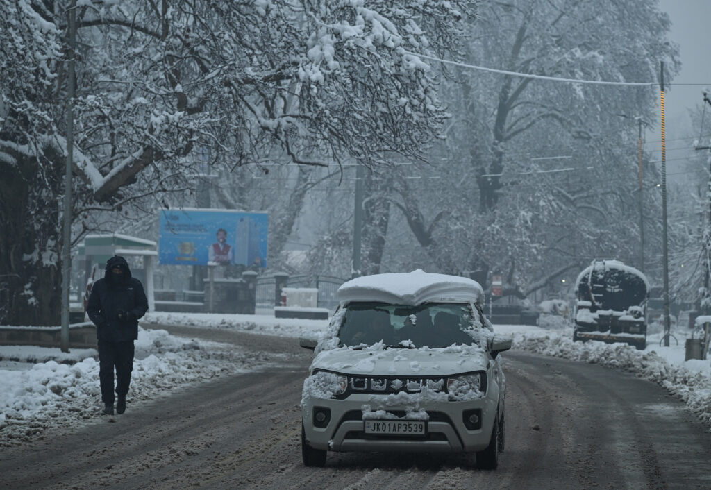 Srinagar Post-Snowfall: Snow Clearance Issues Stall City Traffic, SMC Claims Major Roads Cleared