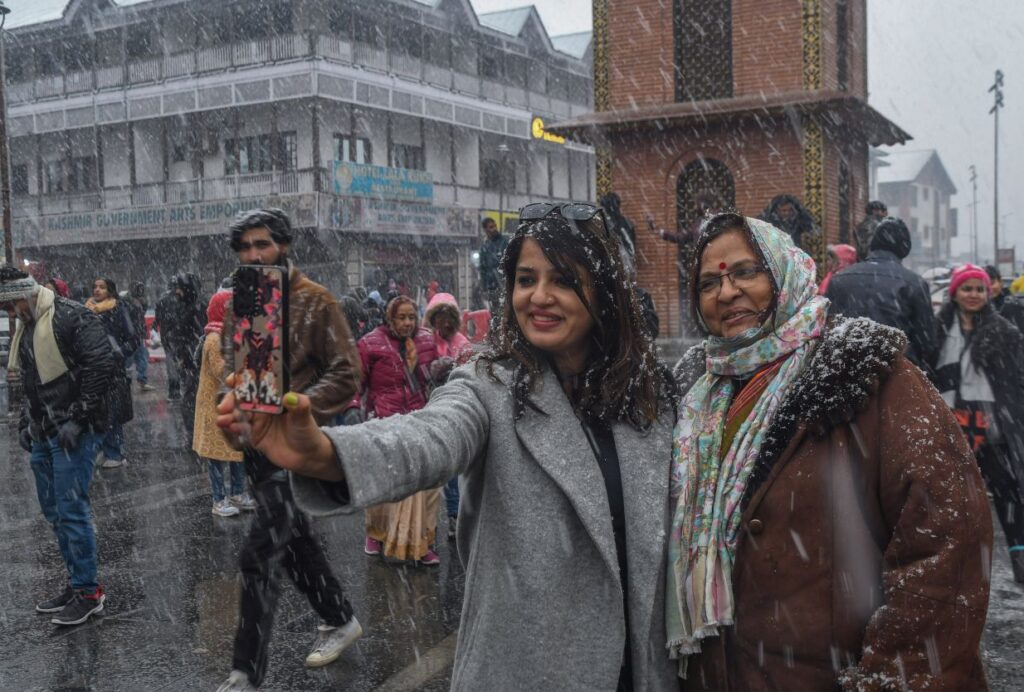 Season’s First Snowfall Blankets Kashmir  